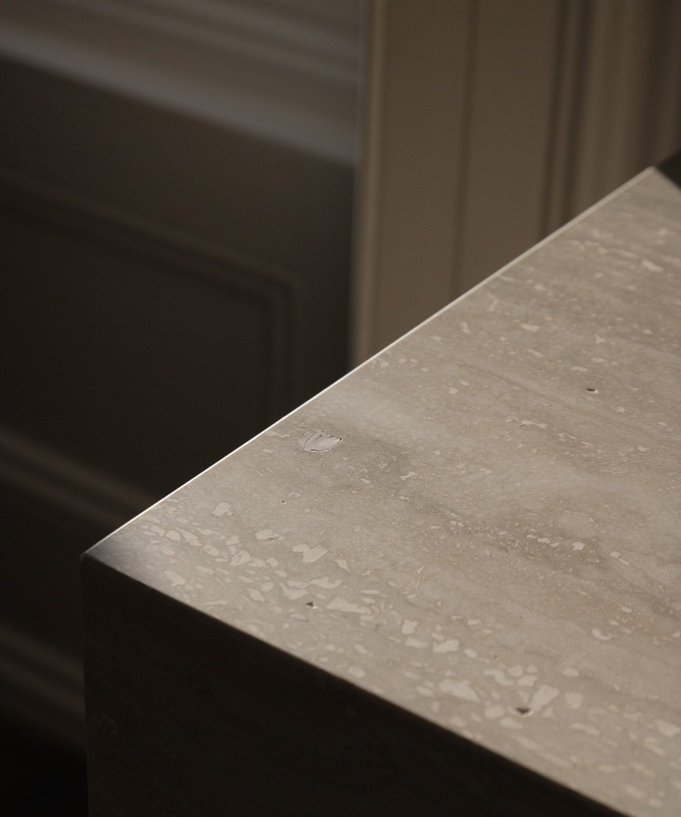 Close-up of Travertino Classico VC showing soft beige veining, natural pores and tonal variation.