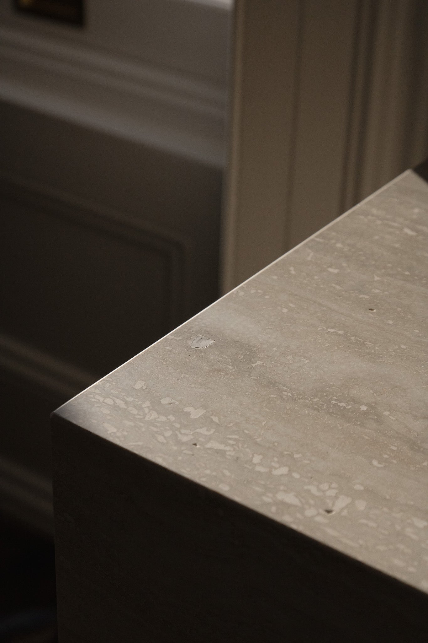 Close-up of Travertino Classico VC showing soft beige veining, natural pores and tonal variation.