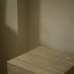 Close-up of Travertino Classico VC showing soft beige veining, natural pores and tonal variation.