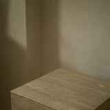Close-up of Travertino Classico VC showing soft beige veining, natural pores and tonal variation.