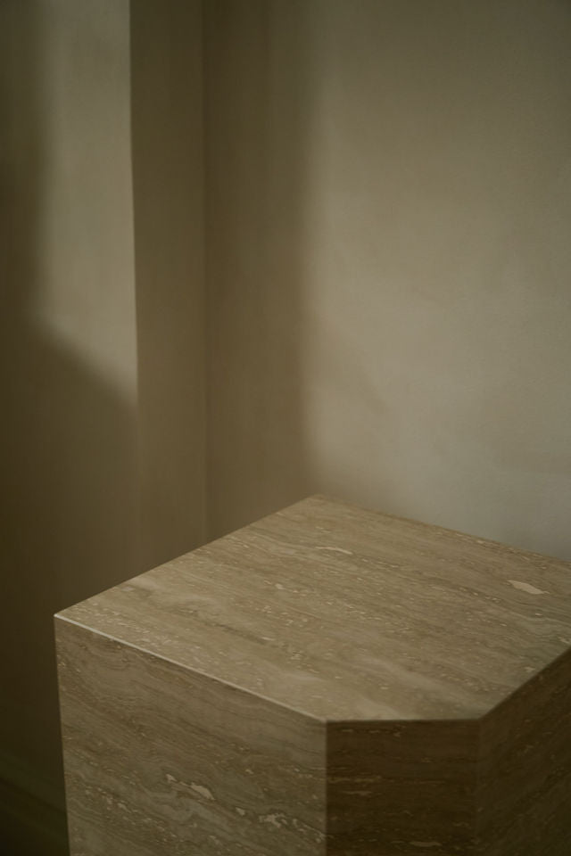 Close-up of Travertino Classico VC showing soft beige veining, natural pores and tonal variation.