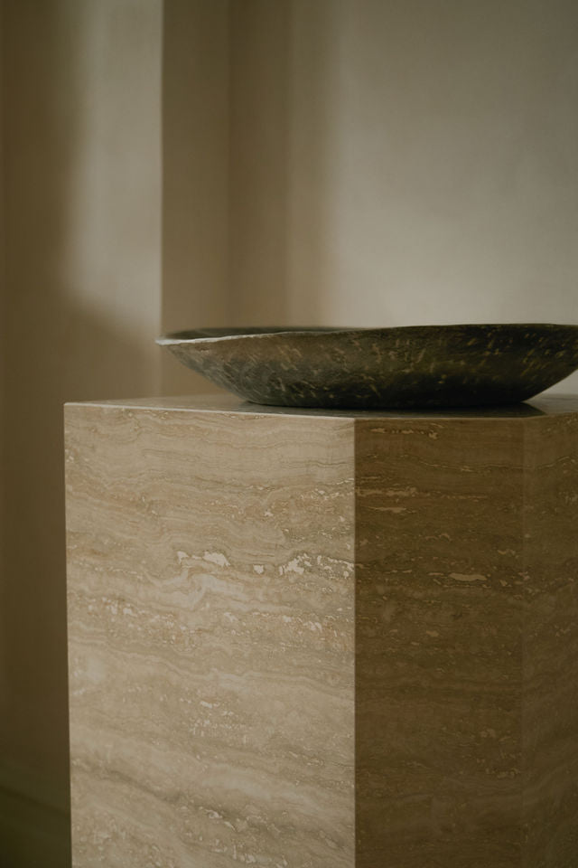 Close-up of Travertino Classico VC showing soft beige veining, natural pores and tonal variation.