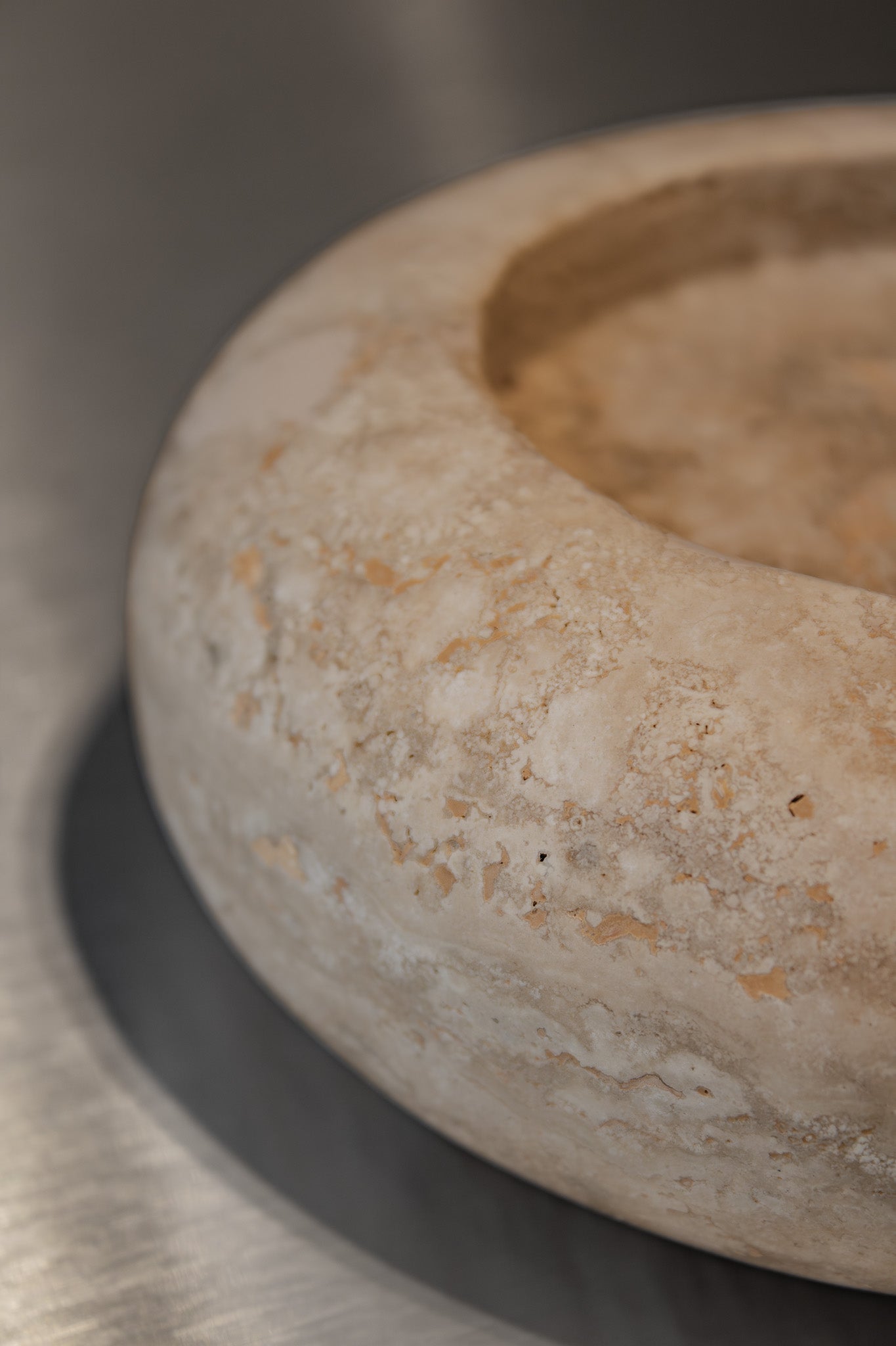 Close-up of Travertino Classico CC showing soft beige veining, natural pores and tonal variation.