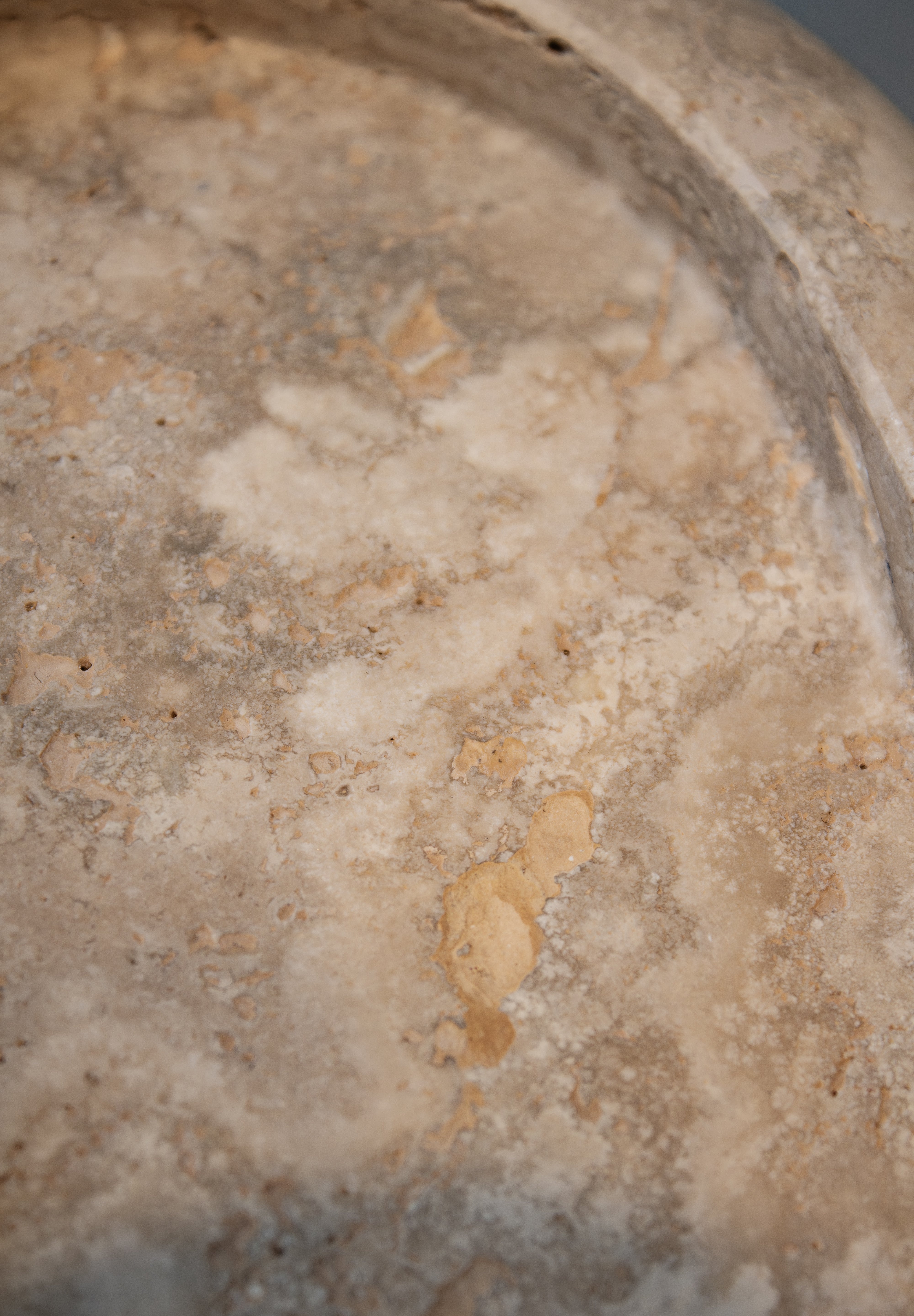 Close-up of Travertino Classico CC showing soft beige veining, natural pores and tonal variation.