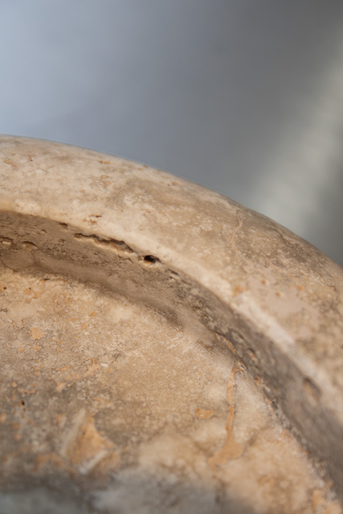 Close-up of Travertino Classico CC showing soft beige veining, natural pores and tonal variation.