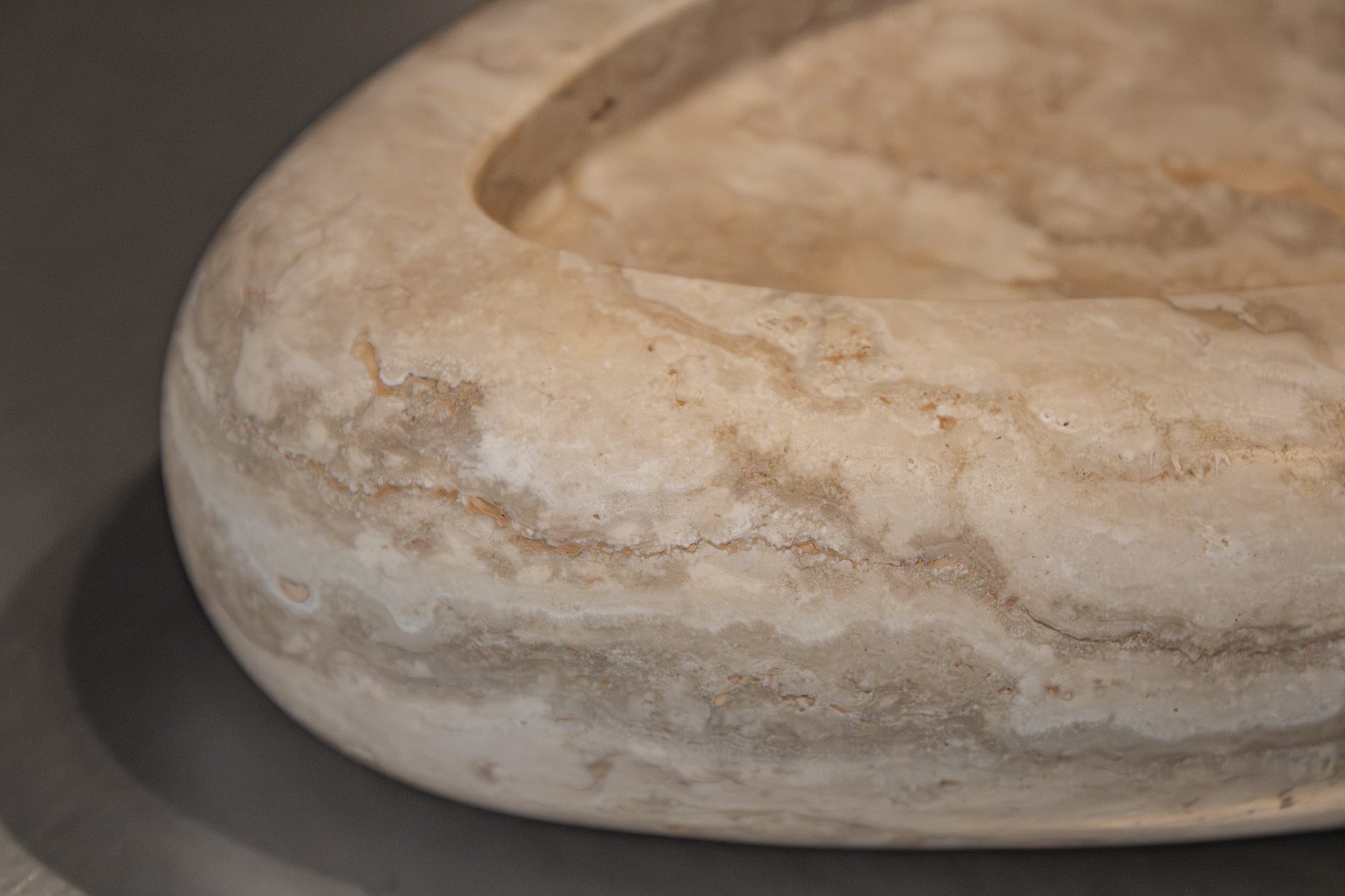 Close-up of Travertino Classico CC showing soft beige veining, natural pores and tonal variation.
