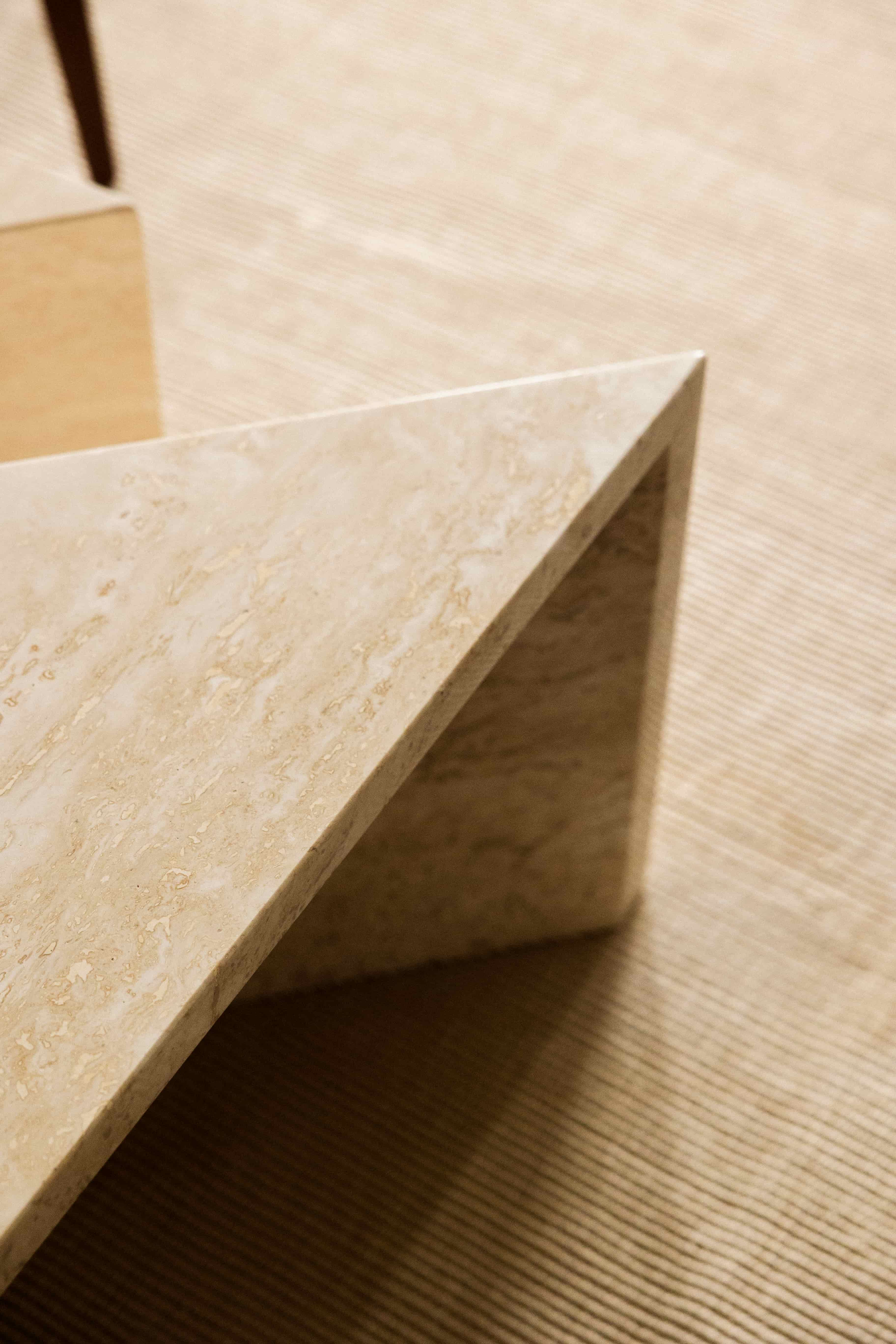 Close-up of Travertino Classico CC showing soft beige veining, natural pores and tonal variation.