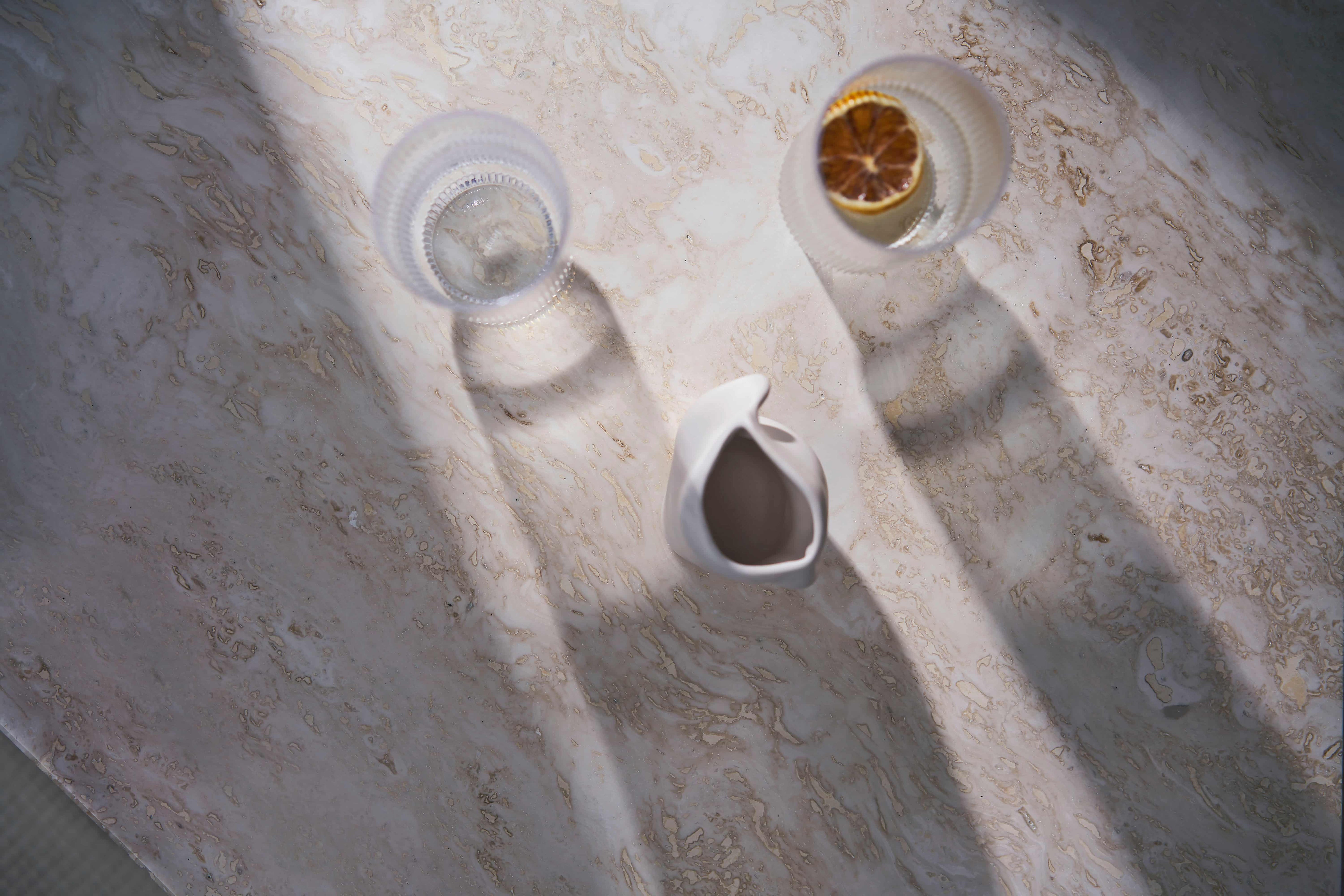 Close-up of Travertino Classico CC showing soft beige veining, natural pores and tonal variation.